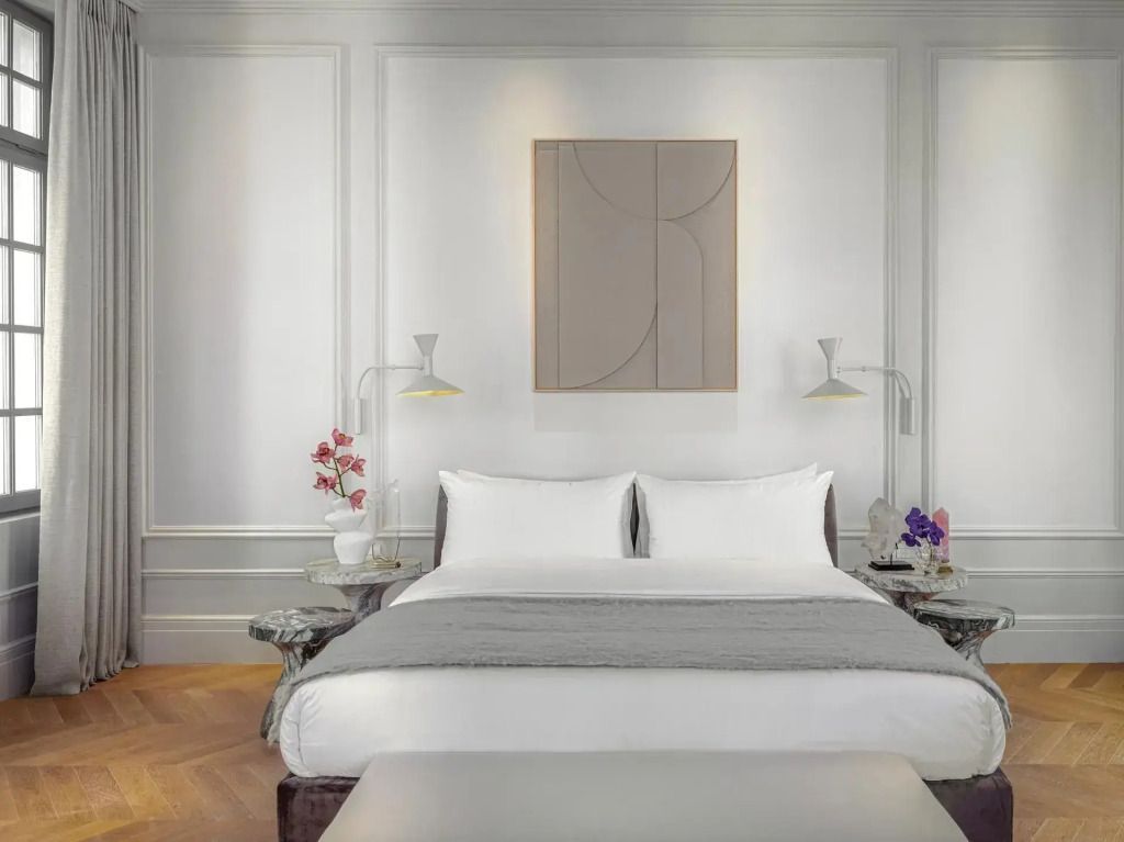 Elegantes Schlafzimmer mit minimalistischem Kunstwerk und modernen Nachttischen