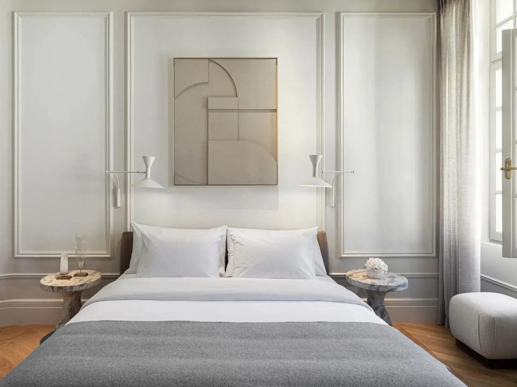 Modernes Doppelbett mit künstlerischem Wandbild und stilvollen Nachttischen