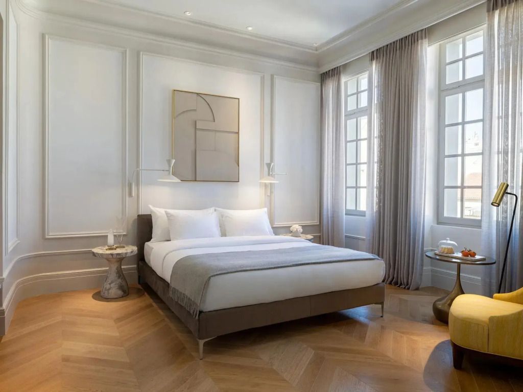 Helles Schlafzimmer mit edlem Parkettboden und abstraktem Kunstwerk