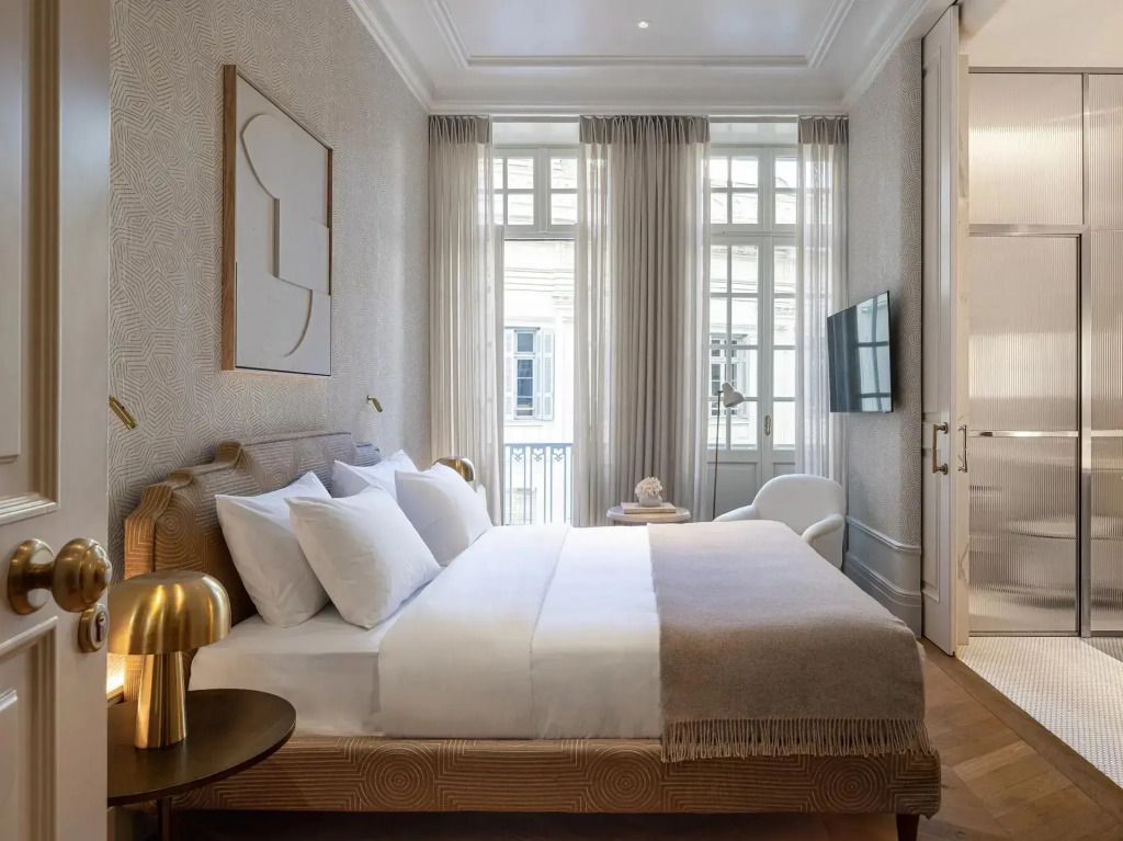 Elegantes Doppelzimmer mit großem Fenster und kunstvollem Dekor