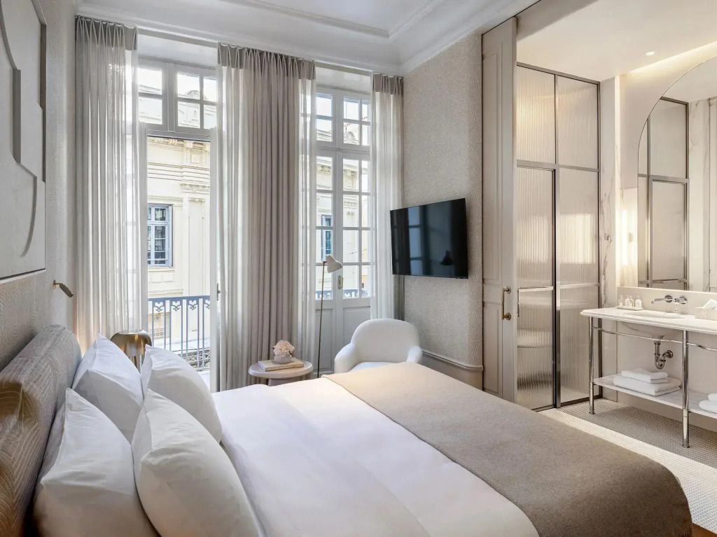 Modernes Doppelzimmer mit Balkonblick und gedeckten Farben