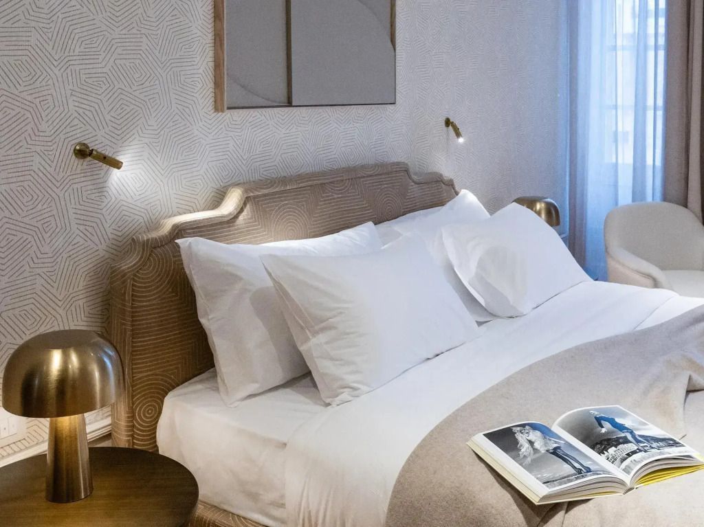 Komfortables Bett mit Leselampe in modernem Zimmerdesign