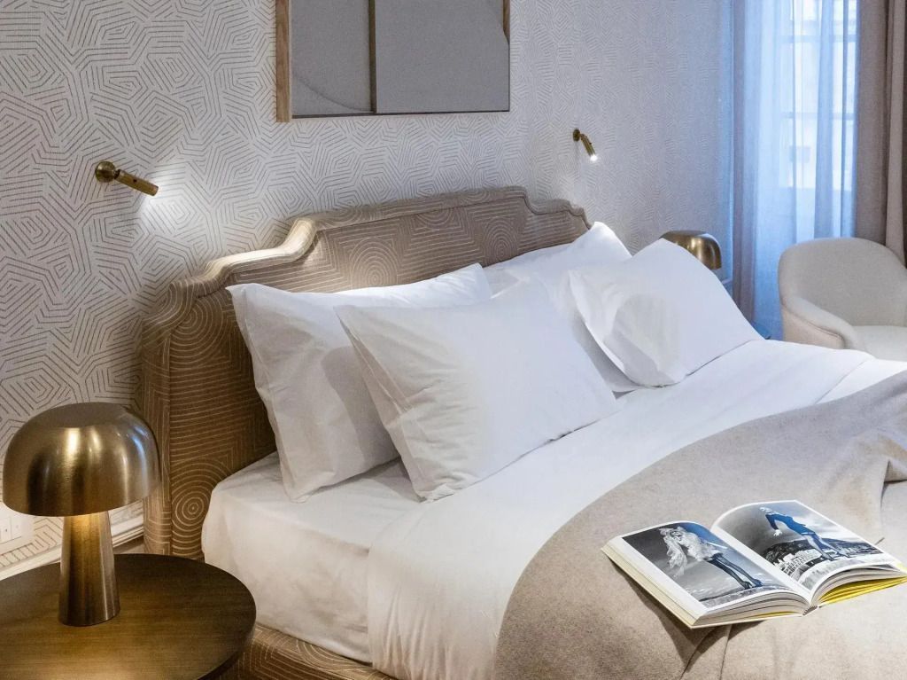 Luxuriöses Einzelbett mit weichen Kissen und stilvoller Bettwäsche.