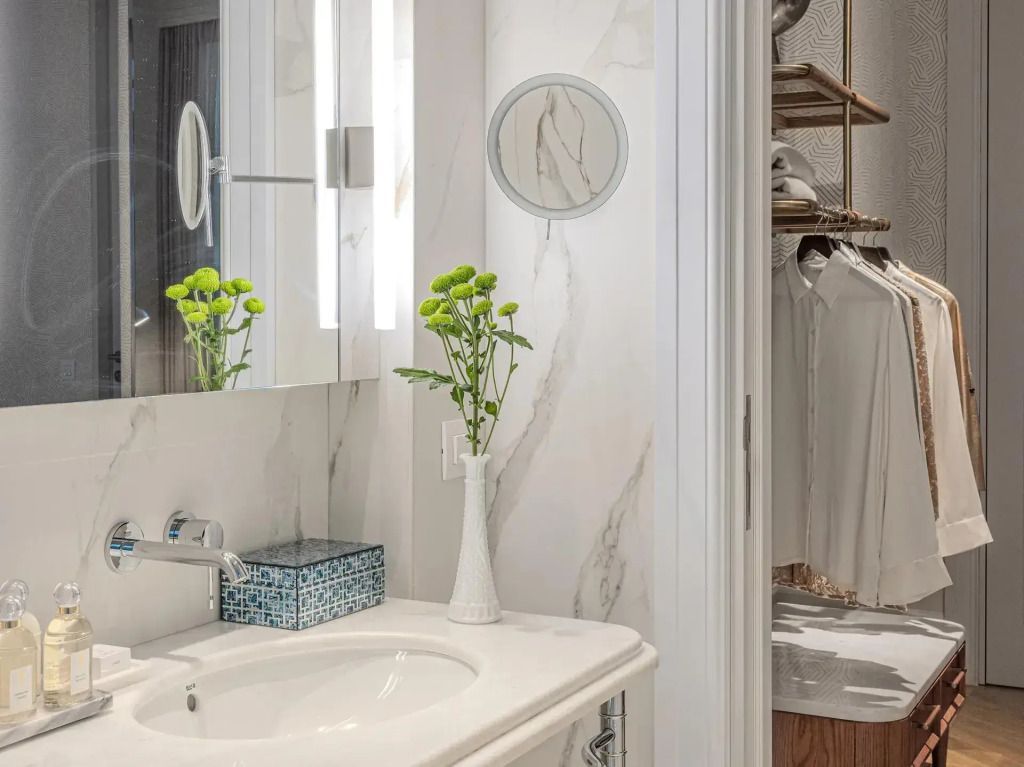 Modernes Badezimmer mit stilvollen Marmorelementen und frischen Blumen.