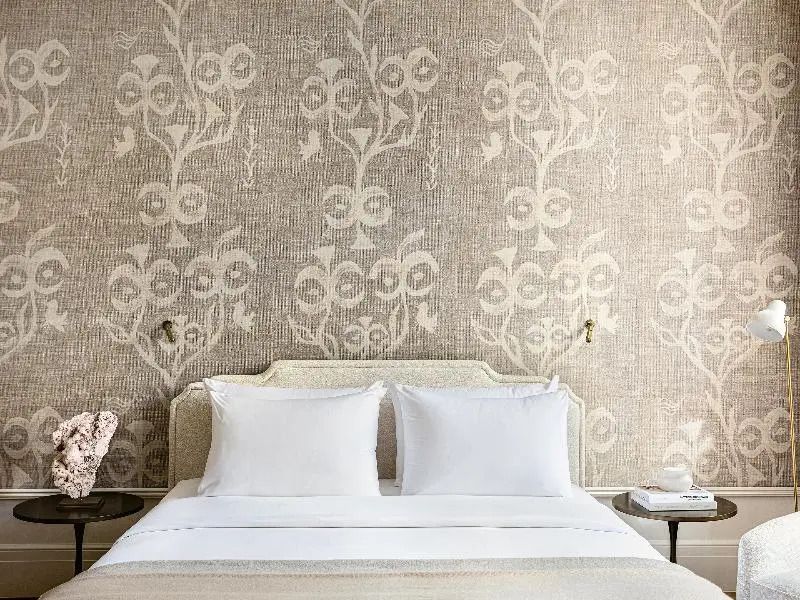 Deluxe Doppelzimmer im Hotel mit stilvoll gemusterten Wänden und bequemen Kissen