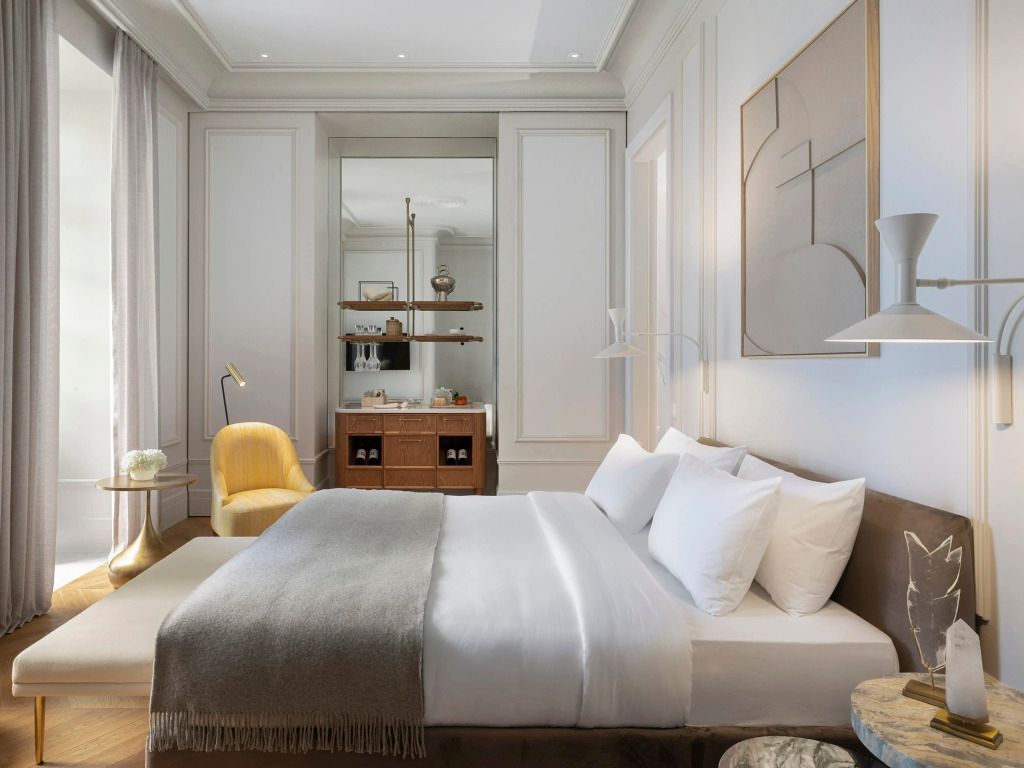 Elegantes Doppelzimmer mit modernen Möbeln und warmen Farben
