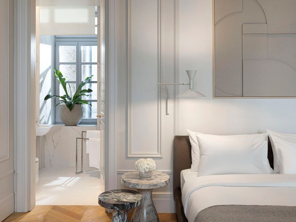 Modernes Schlafzimmer mit Blick ins stilvolle Badezimmer