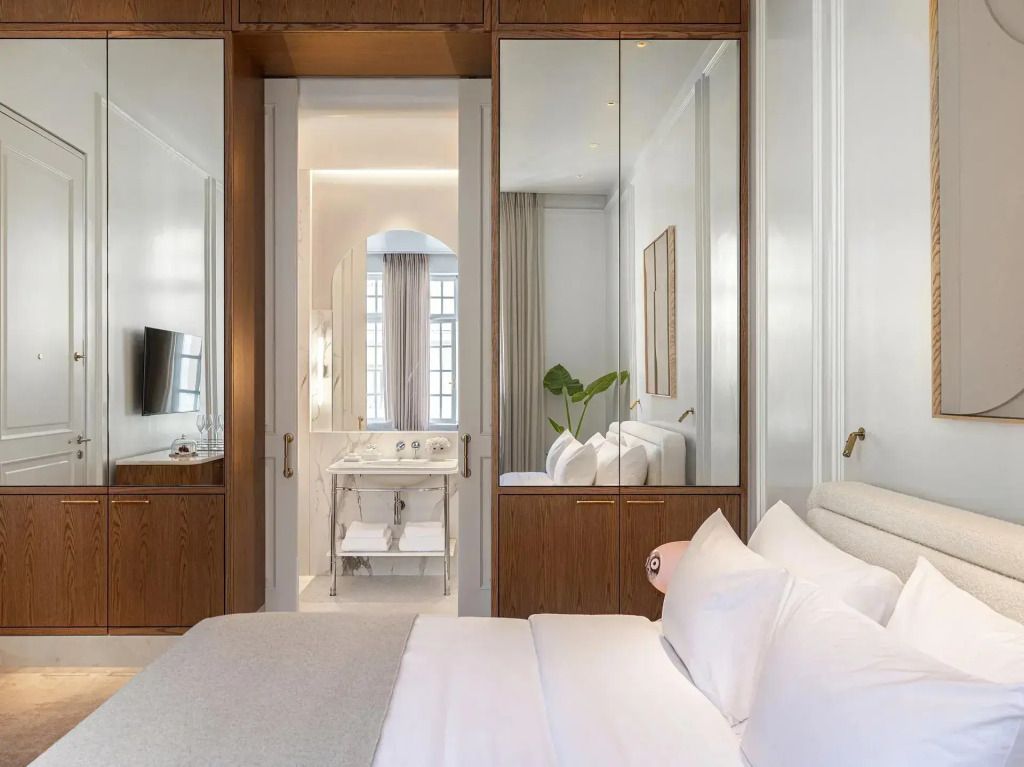 Elegantes Schlafzimmer mit Spiegeln und Durchgang zum Bad