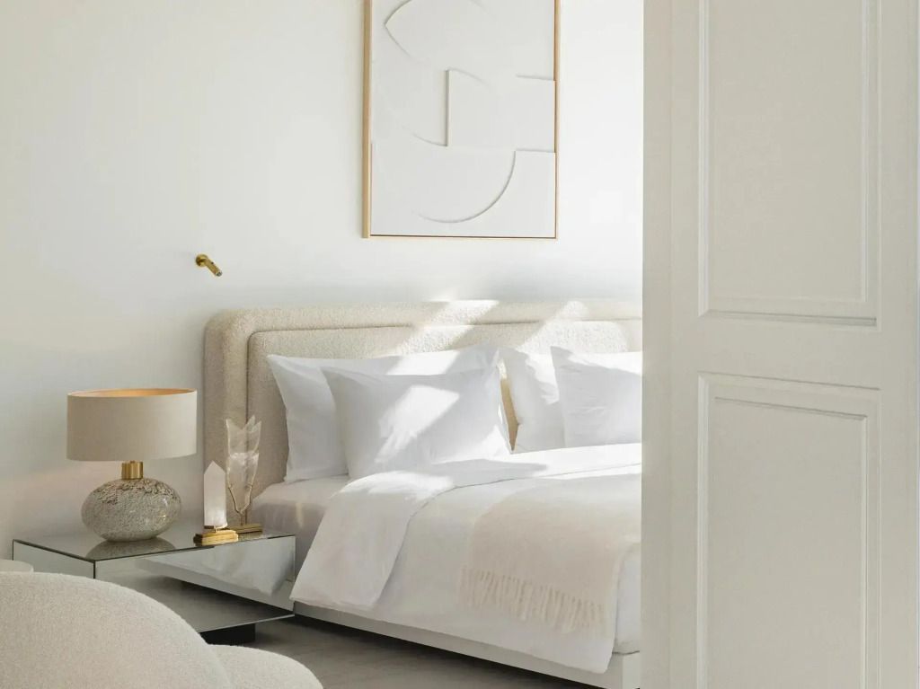 Modernes Doppelbett mit stilvoller Dekoration in heller Suite