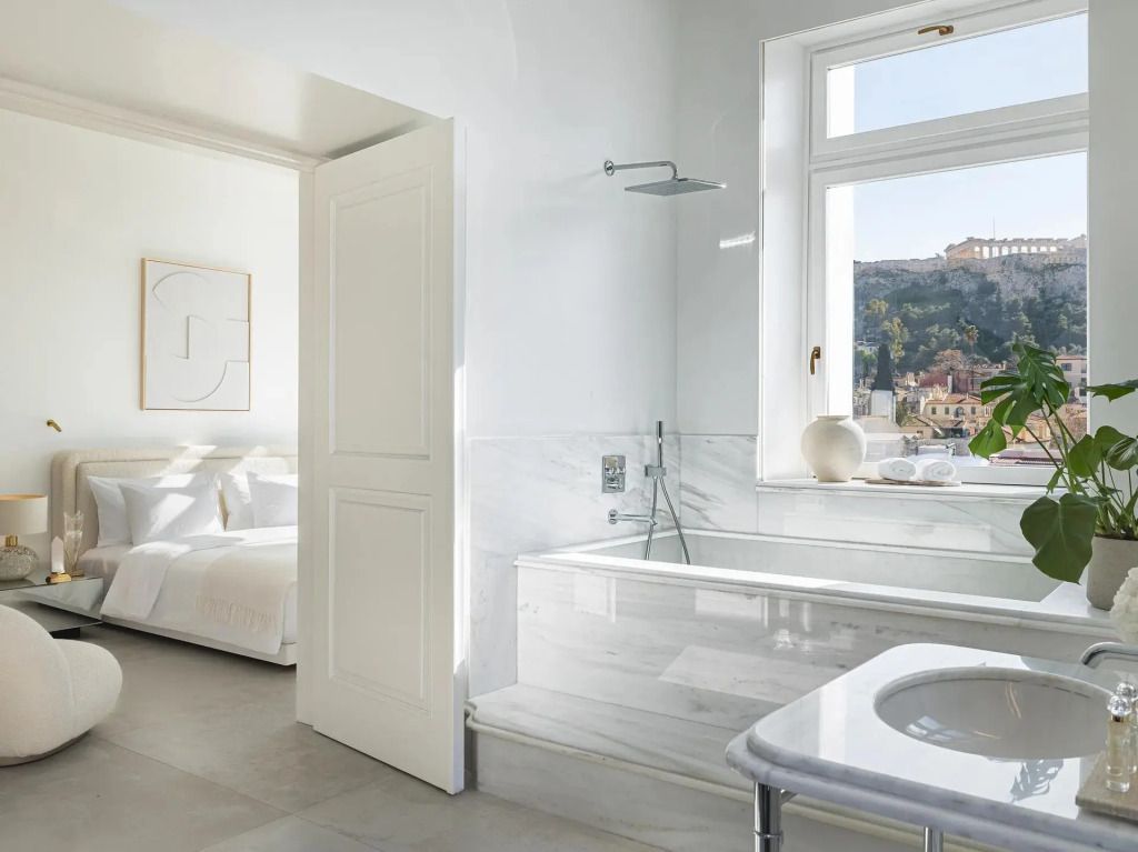 Hotelbad mit Marmorbadewanne und Blick auf die Akropolis