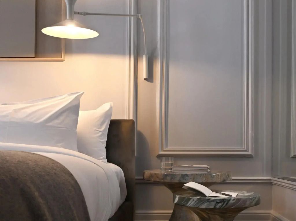 Detailansicht eines stilvollen Nachttisches in der Junior-Suite mit Designerleuchte.
