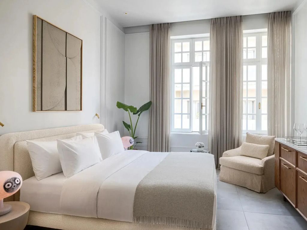 Elegantes Schlafzimmer mit großem Fenster und modernen Möbeln im Supreme Acropolis Apartment