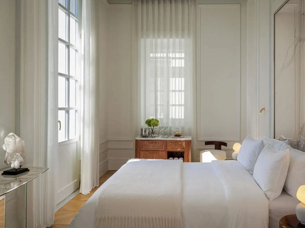 Modernes, minimalistisches Zimmer mit großen Fenstern und stilvoller Einrichtung