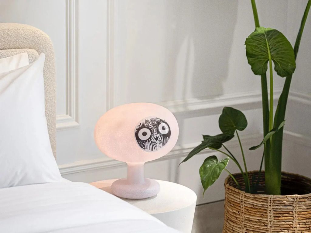 Designer-Lampe neben dem Bett mit Pflanzendekoration im Supreme Acropolis Apartment