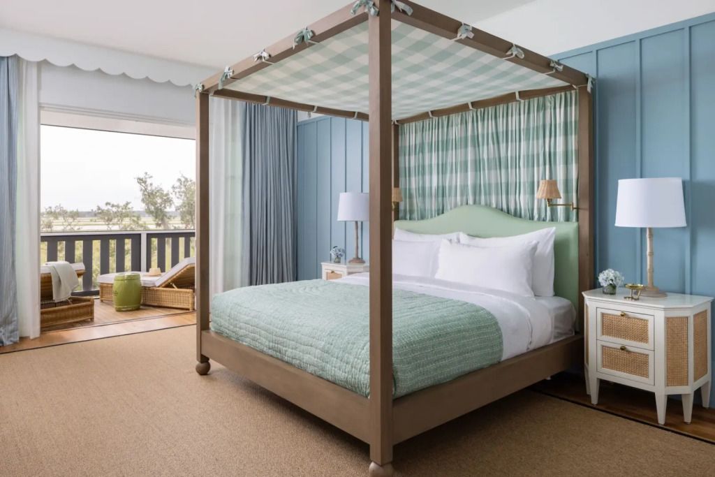 Gemütliches Schlafzimmer mit Himmelbett und Balkonblick in der Arbor Suite.