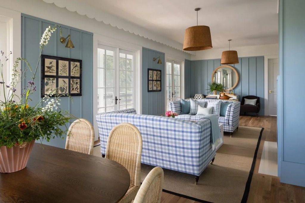 Geschmackvoll eingerichtetes Wohnzimmer mit blau karierten Sofas in der Arbor Suite.