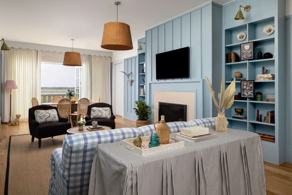 Elegantes Wohnzimmer mit Kamin und blauem Interieur in der Arbor Suite.