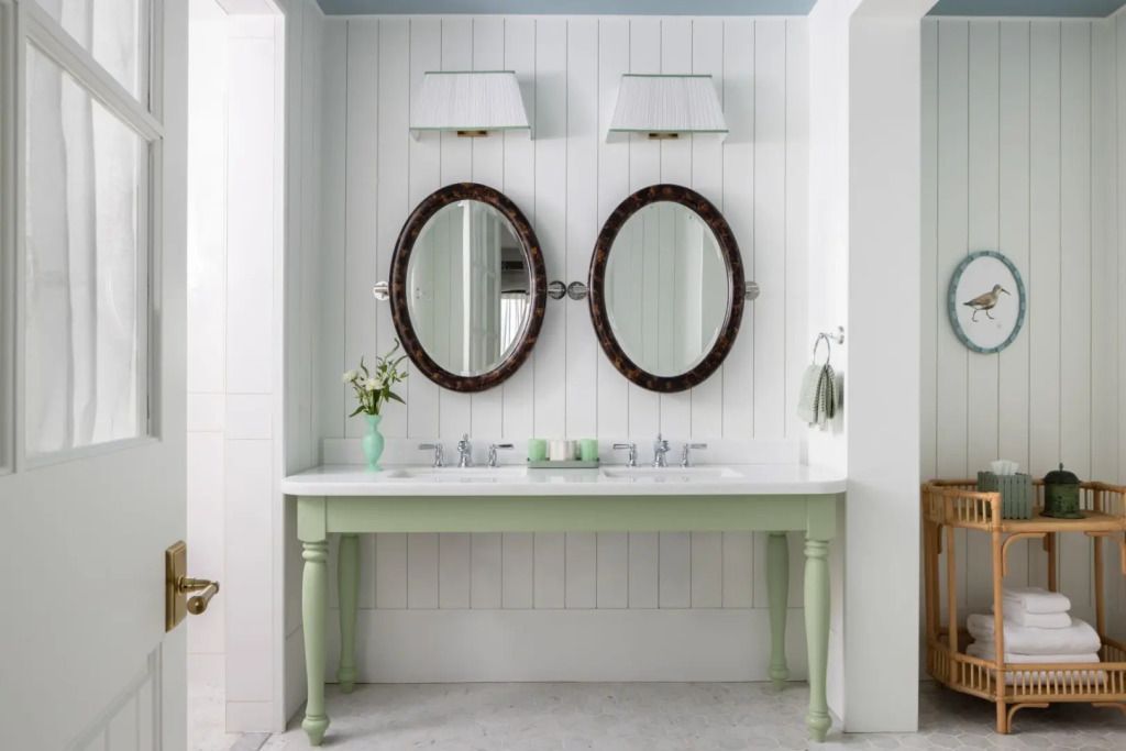 Luxuriöses Badezimmer mit Doppelwaschbecken und ovalen Spiegeln in der Arbor Suite.