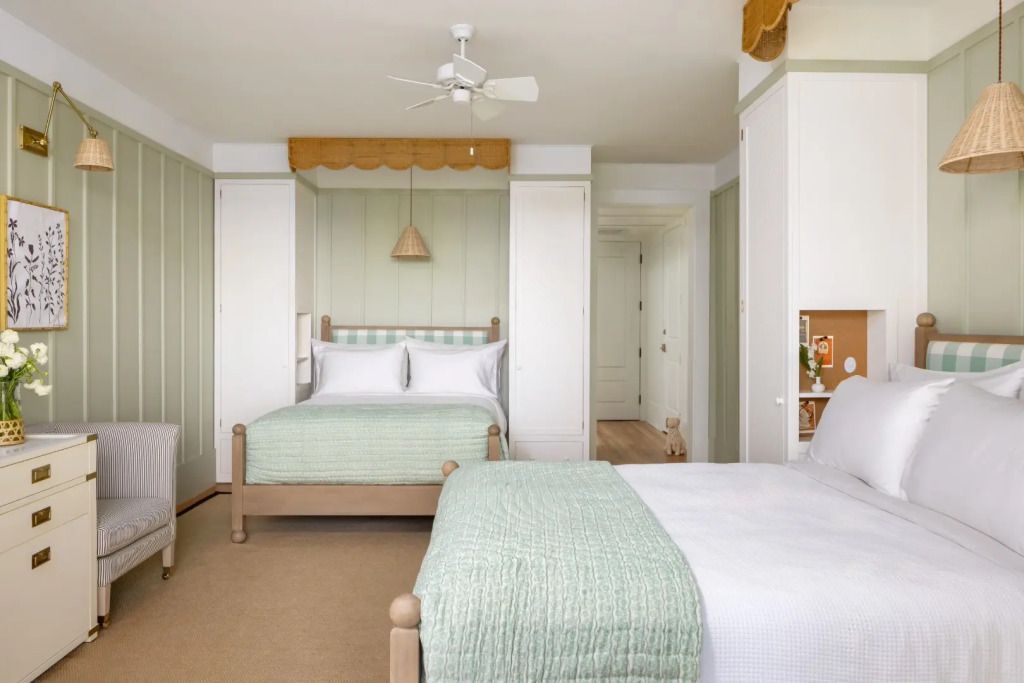 Geräumiges Schlafzimmer mit zwei Betten in pastellfarbenem Design