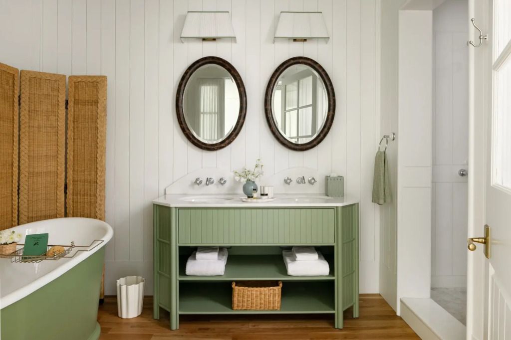 Modernes Badezimmer mit grünem Waschbeckenmöbel und zwei Spiegeln