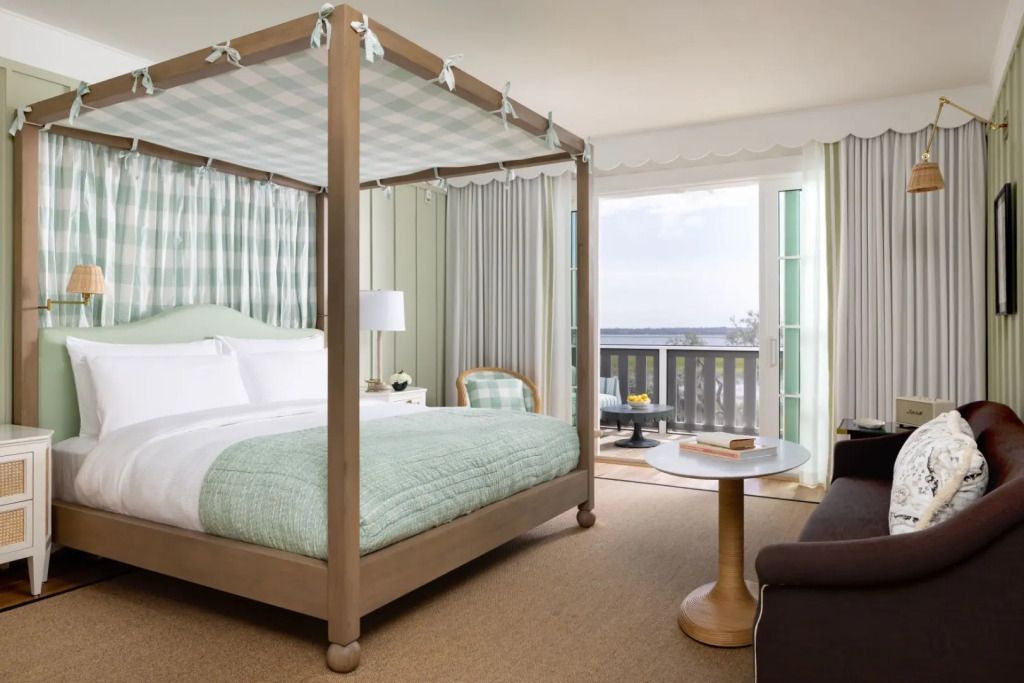 Helles Doppelzimmer mit Himmelbett und Balkon mit Meerblick