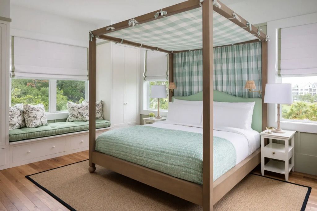 Geräumiges Schlafzimmer mit Himmelbett und eleganter Sitzecke in der Suite