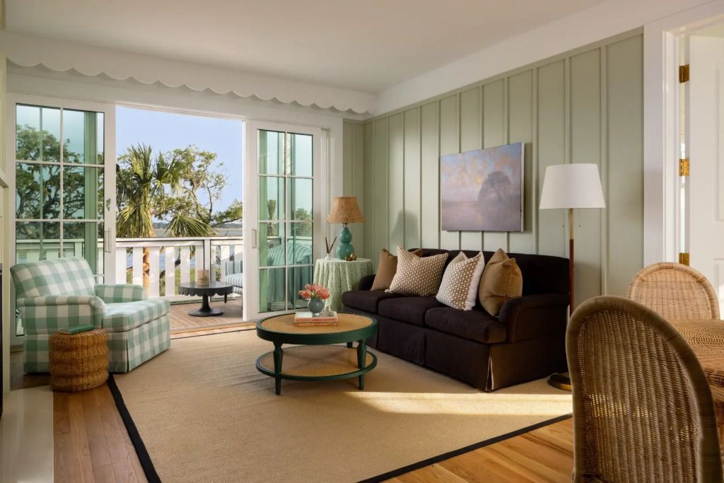 Luxuriöser Wohnbereich mit Sofaecke und großem Fenster mit Ausblick
