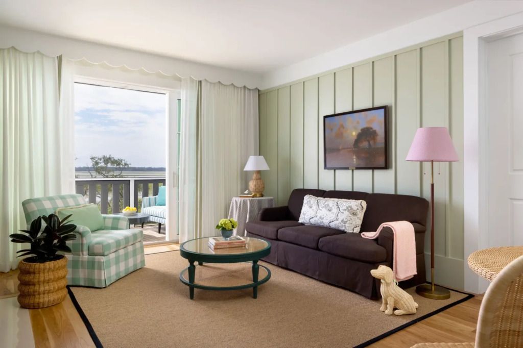 Wohnbereich mit Sofa und Zugang zu einem Balkon mit herrlichem Ausblick