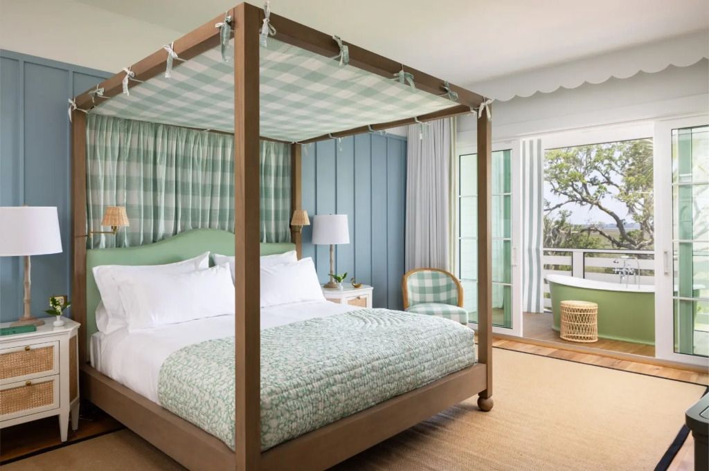 Himmelbett im stilvollen Schlafzimmer mit grün-weißem Dekor und Balkonzugang
