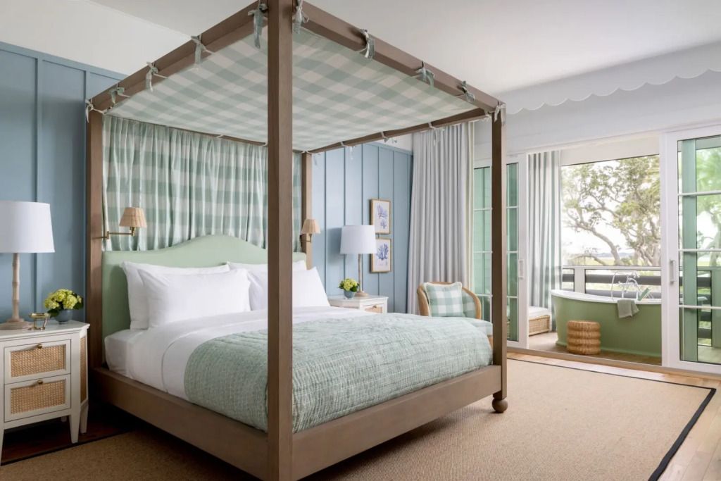Elegantes Schlafzimmer mit Himmelbett und Balkonzugang in der Sweetbay Suite