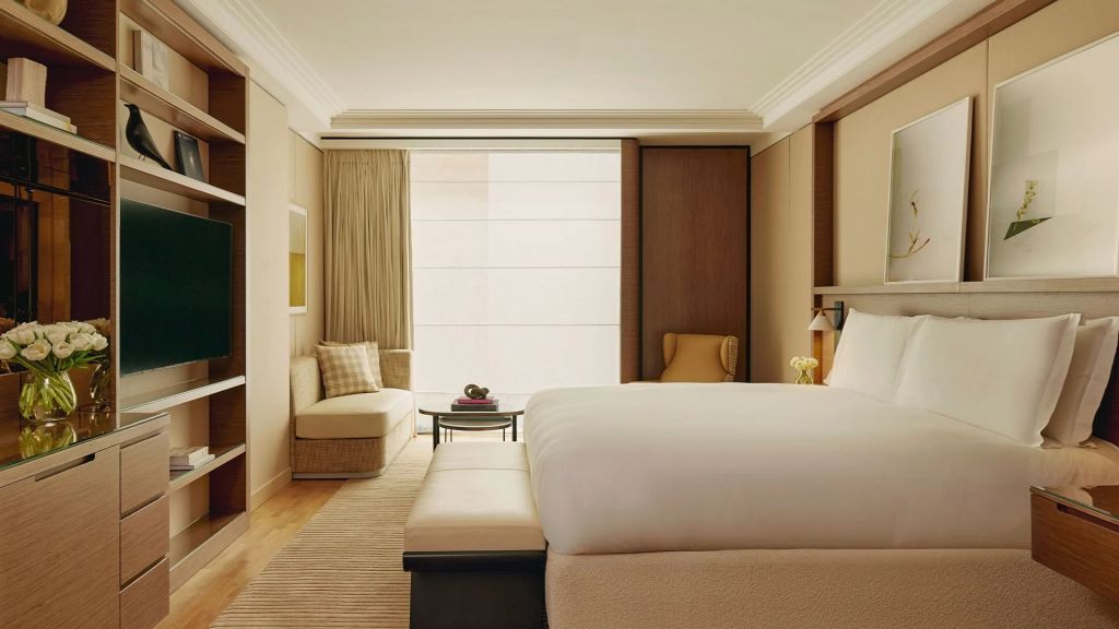 Elegantes Schlafzimmer mit Sitzbereich und stilvollem Dekor.