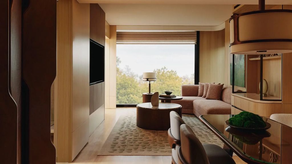 Moderne Wohnzimmeransicht mit großem Fenster und luxuriöser Ausstattung.