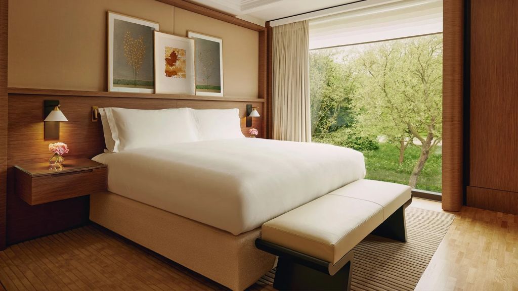 Deluxe Doppelbett-Suite mit Holzdetails und grünem Ausblick