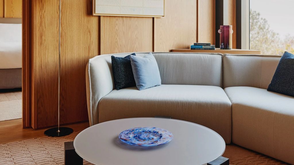 Moderne Sitzecke mit Kunstdekoration in der Suite