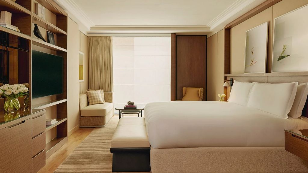 Elegantes Doppelbettzimmer mit heller Einrichtung und großem Fenster