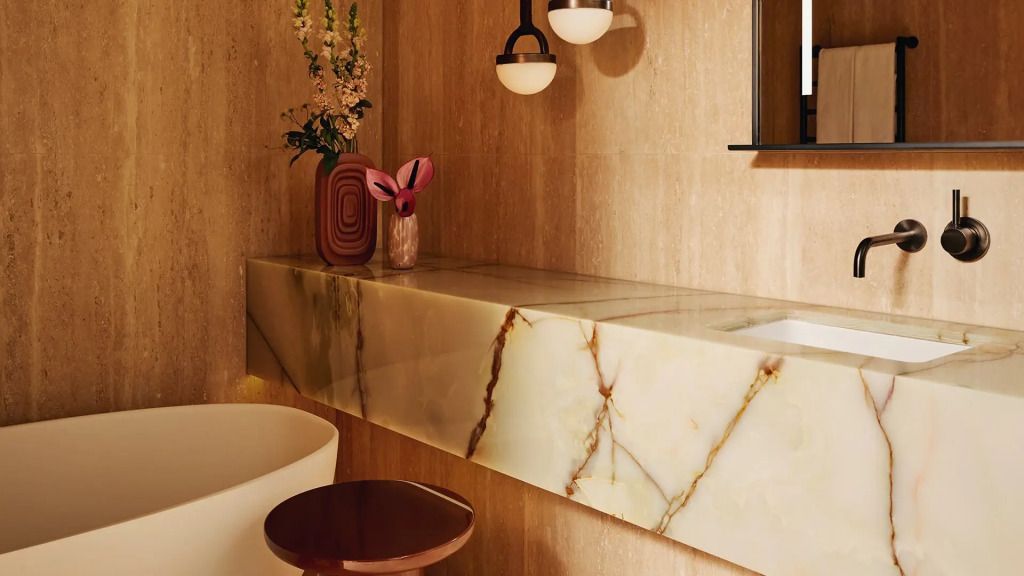 Luxuriöses Badezimmer mit Marmorwaschbecken und stilvoller Dekoration