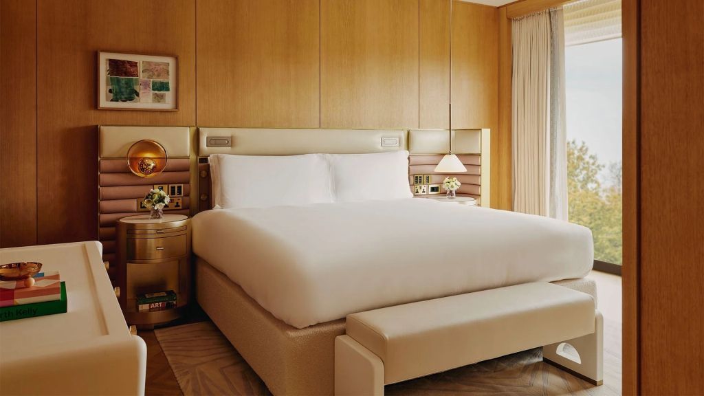 Luxuriöse Suite mit großem Doppelbett und eleganten Holzwänden