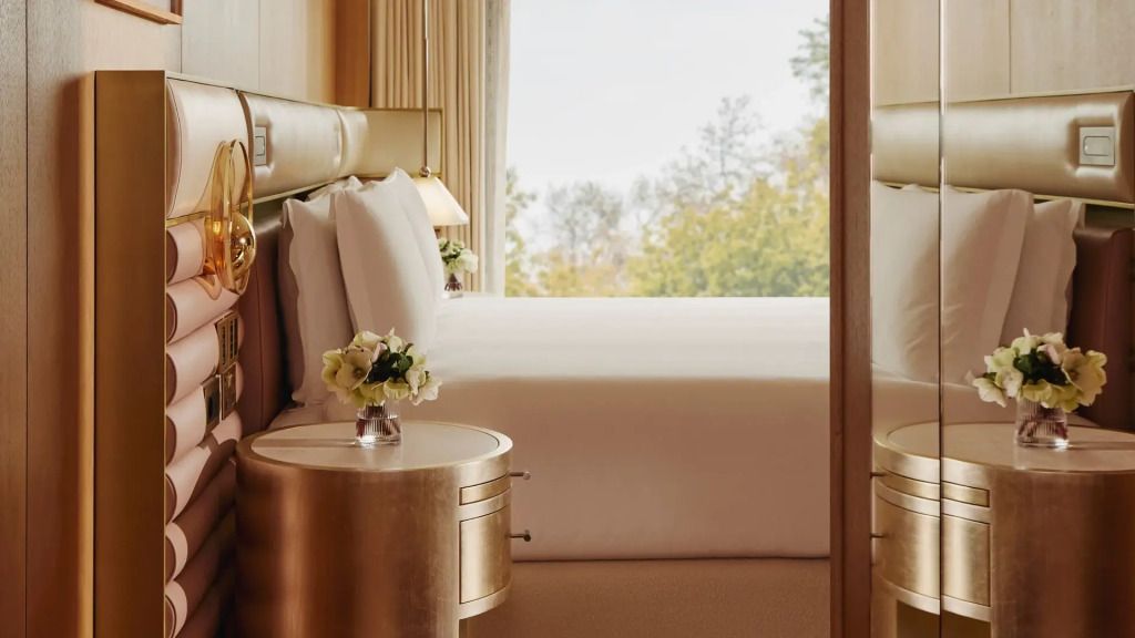 Stilvolles Schlafzimmer mit Blick auf die Natur und eleganter Dekoration
