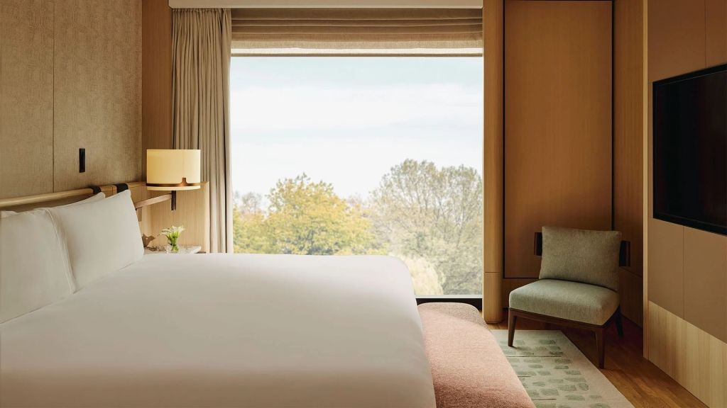 Geräumiges Zimmer mit Panoramafenster und Blick auf Bäume