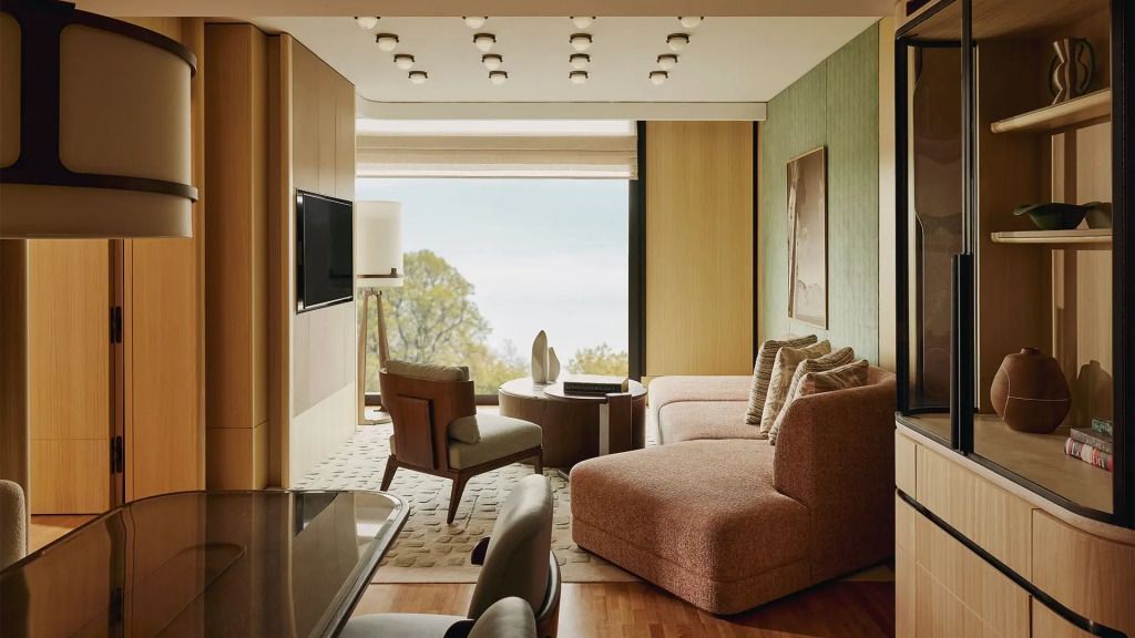 Moderne Lounge mit komfortablen Sitzmöbeln und kunstvollem Interieur