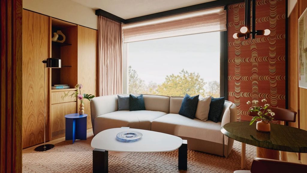 Elegantes Wohnzimmer mit Designer-Sofa und großem Fenster mit Aussicht.
