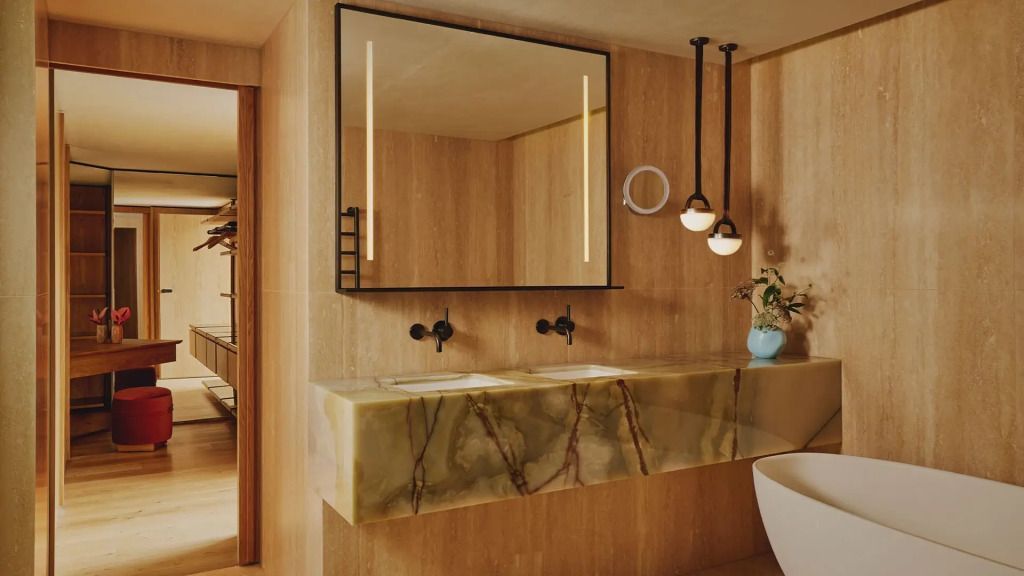 Luxuriöses Badezimmer mit Doppelwaschbecken und stilvoller Marmorplatte.