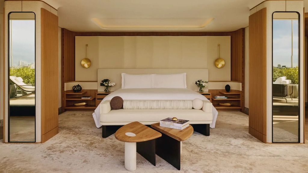 Luxus-Schlafzimmer mit Kingsize-Bett im Emory Penthouse