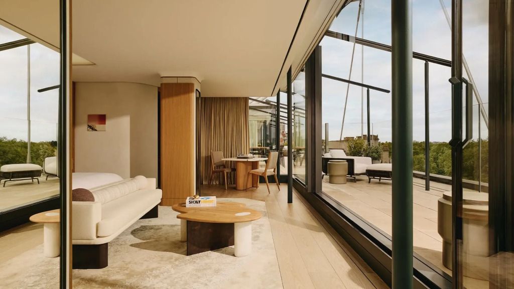 Penthouse-Wohnbereich mit großer Glasfront und Terrasse