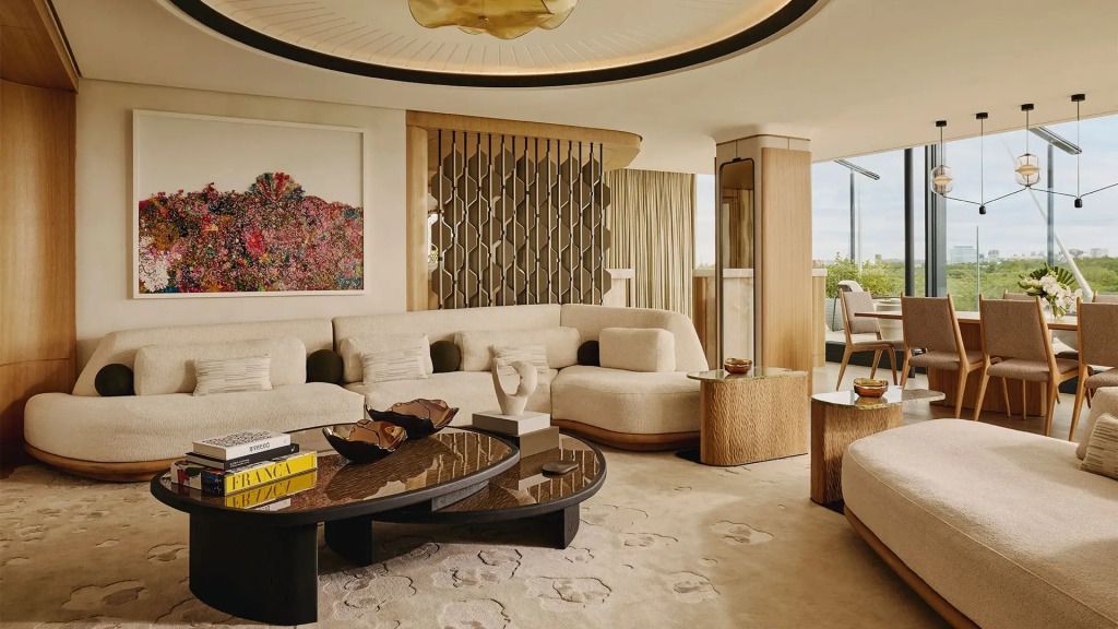 Geräumiger Wohnbereich mit eleganter Möblierung im Penthouse