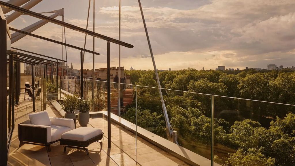 Luxuriöse Penthouse-Terrasse mit Blick auf grüne Bäume und städtische Skyline