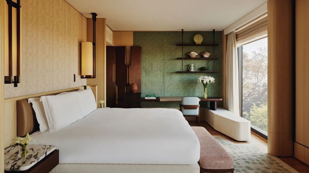 Luxuriöses Schlafzimmer mit großem Bett und modernem Dekor im The Emory Suite.