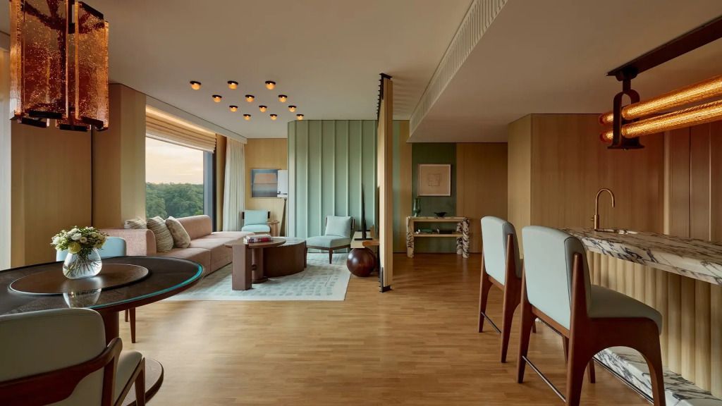 Offenes, luxuriöses Wohnzimmer mit modernen Möbeln und Holzfußboden im The Emory Suite.