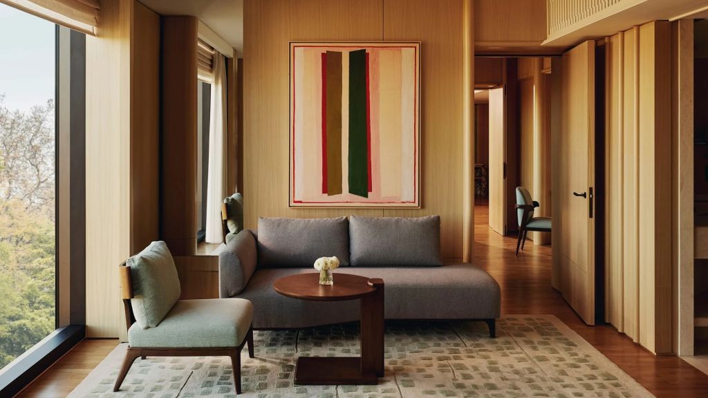 Schicke Sitzecke mit Kunst an der Wand im The Emory Suite.