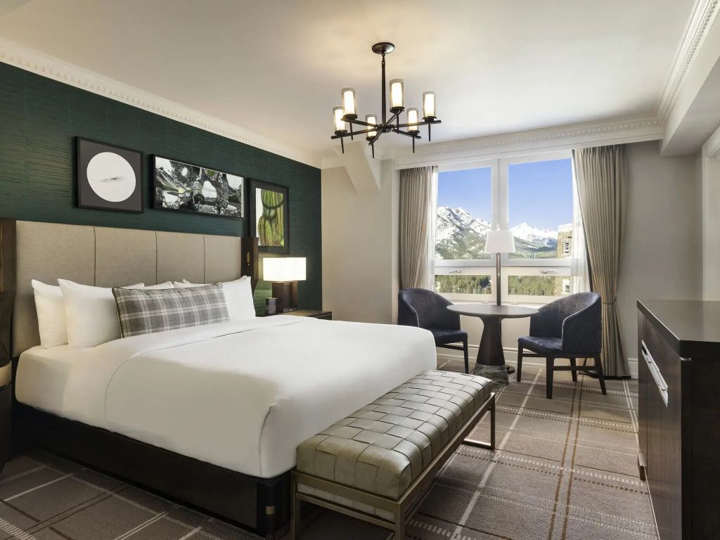 Luxuriöses Deluxe Doppelzimmer mit stilvoller Einrichtung und Bergsicht im Fairmont Banff Springs.